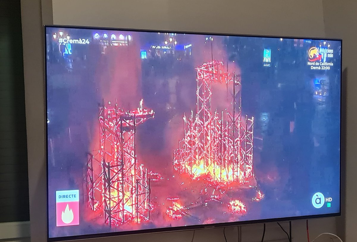 myla_79's tweet photo. @AdrianFV2 Sostenible sí es..  40 minutos ardiendo y no cae 🤣 https://t.co/GHwConDJzH