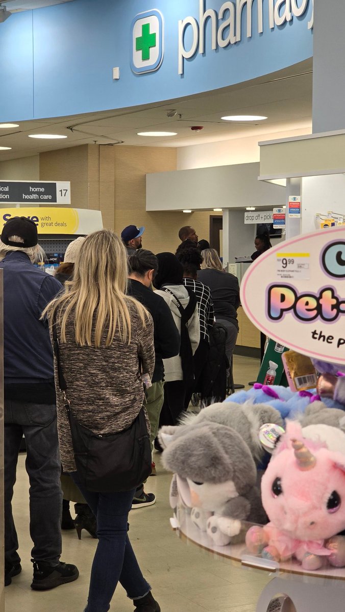NaBur80's tweet photo. @Walgreens This is ludicrous. There are about 15 to 20 people in line for the pharmacy. 10 are waiting out of line and 8 have walked in and turned around. What is the issue at 4740 W 95th St., Oak Lawn, IL location? https://t.co/XKF8KnI9Hy