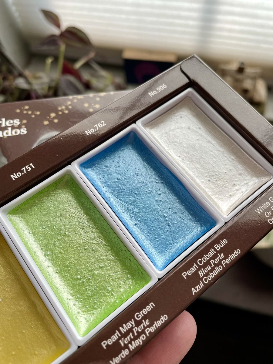 couldn’t resist this Kuretake palette since I loved their opals. I don’t celebrate Easter, but these colors remind me of all the beautiful pastels. Can’t wait to swatch them 😍 #GansaiTambi