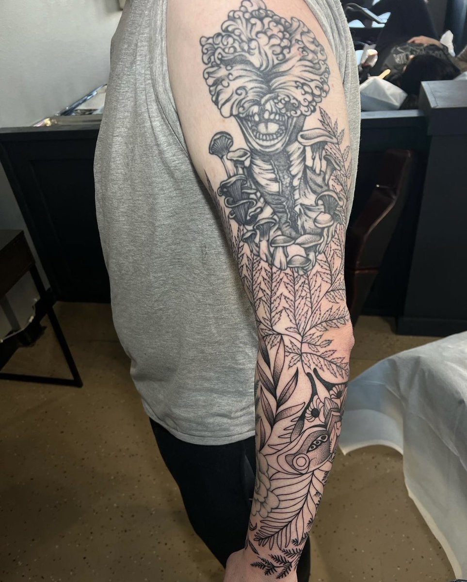 TrooperLevi's tweet photo. One more session to go on my Last of Us sleeve!🍄💀🌿 #TheLastOfUs #tlou https://t.co/qt84uQQ8af