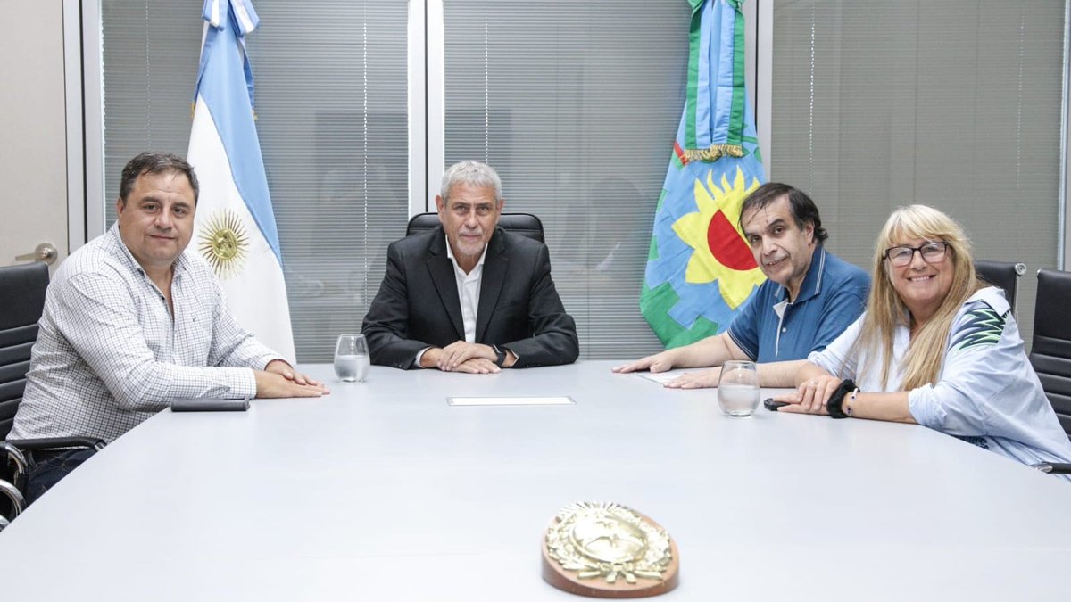 Vamos por una construcción amplia para la provincia

Con los compañeros del peronismo marplatense <a href="/ManinoIriart/">Rodolfo Manino Iriart</a>, <a href="/latortosamdp/">Rosana Tortosa</a> y <a href="/ejn62/">EDUARDO J. NIELLA</a> coincidimos en que es momento de avanzar por ese objetivo. La política para nosotros siempre será una herramienta de transformación popular.