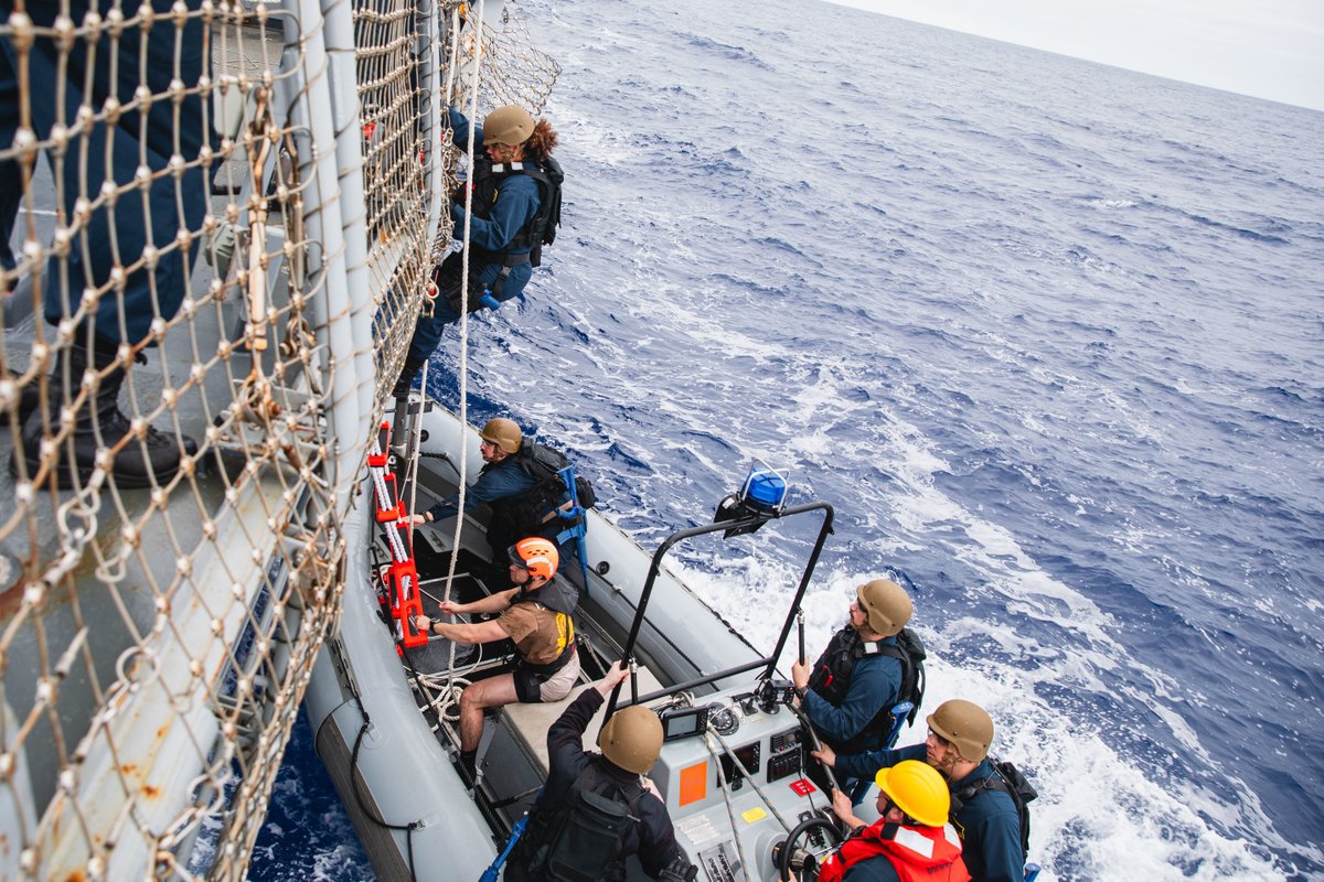 #USNavy Photos of the Day: 

1️⃣ @USNavyCNO embarks #USSIndiana during Ice Camp @US2ndFleet @USFleetForces
2️⃣ @USSHIGGINS #UNREP with @MSCSealift and 3️⃣ #HSC25 #FLTOPS aboard #USSAmerica @US7thFleet
4️⃣ #USSJohnSMcCain small boat operations @US3rdFleet
👉 dvidshub.net/r/uw5gq2