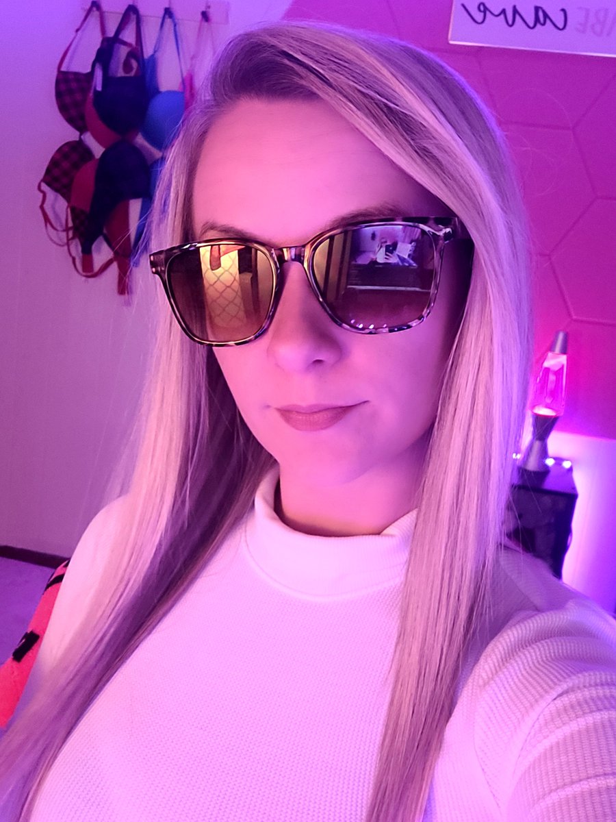 Xx_Camren_Xx's tweet photo. Are you bored??? Come get me wet goodboy. #findom #onlyfanscreator #findommaster #camgirl #liv https://t.co/g1OKIKtvS0