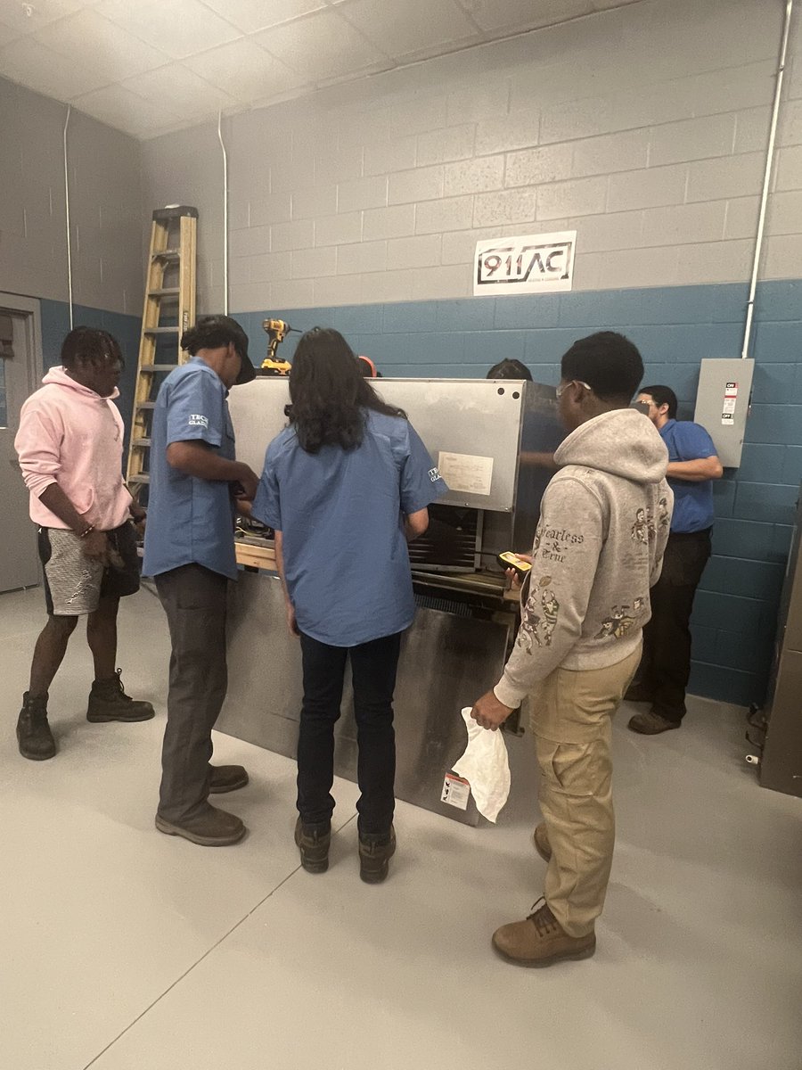 geniab123's tweet photo. iTECH Glades HVAC/R students getting hands on training using infrared sensors to detect refrigerant leaks🙌 #itechglades #hvacr https://t.co/y9UhdgMLYG