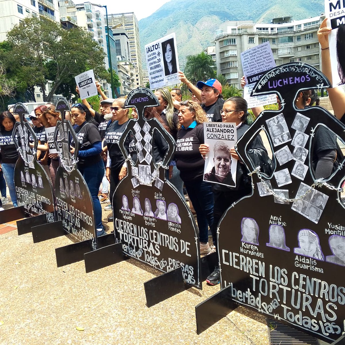 CDDHHCoche's tweet photo. #19Marzo #LiberenlasYa #HastaQueLaUltimaSeaLibre
Hoy nos encontramos víctimas, expresos políticos, familiares, activistas, estudiantes y ONGs, exigiendo la liberación de las presas políticas y todo aquél que por disentir hoy se encuentra privado de libertad.

@_Provea https://t.co/AHH5LGrP7b