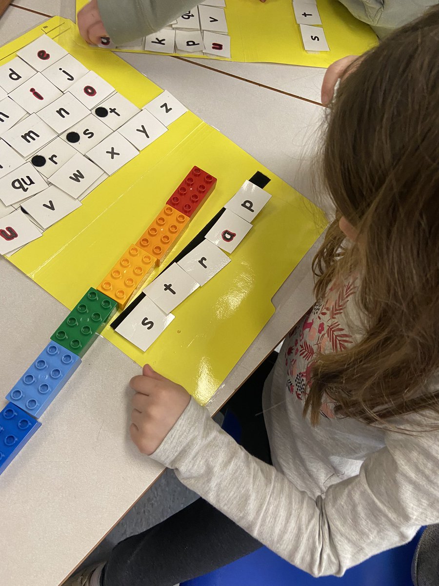 AnitaBaudoux's tweet image. Combining literacy skills, coding, collaboration and #SixBricks to create and blend word algorithms. @StMonicaOCSB #ocsbLiteracy #ocsbCoding