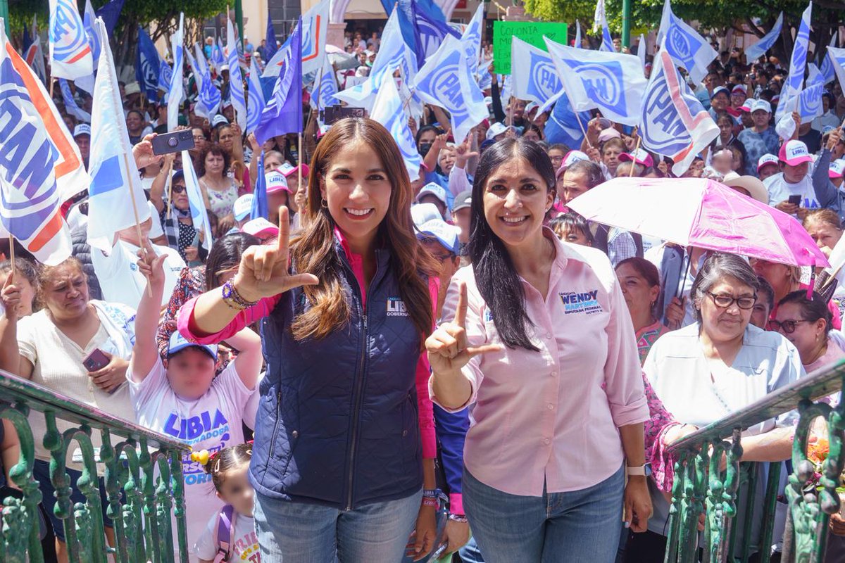 LibiaDennise's tweet photo. Por primera vez vamos a tener Gobernadora, ¡y estoy lista para darlo todo junto a ustedes! 💪👩‍💼

Santiago Maravatío qué ambientazo y sobre todo el gran apoyo y cariño de mi gallerilla brava, mis mujeres chambeadoras que serán mis aliadas para llegar a cada rincón de este bello municipio.

#ClaroQuePodemos #LibiaGobernadora #VotaLibia