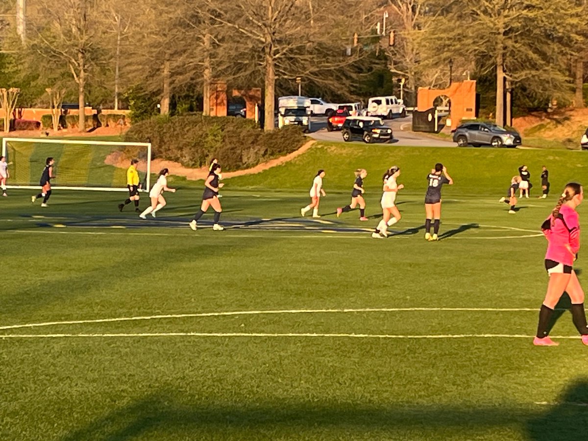 dwaugh3's tweet photo. Great senior night win for Girls Soccer!  Undefeated so far.  Thank you Berkely, Alex, Lydia, Isa, Hannah and Claire.  Looking for 3rd straight trip to state finals for this group!! @MaristBooster https://t.co/w9Yvecflgl