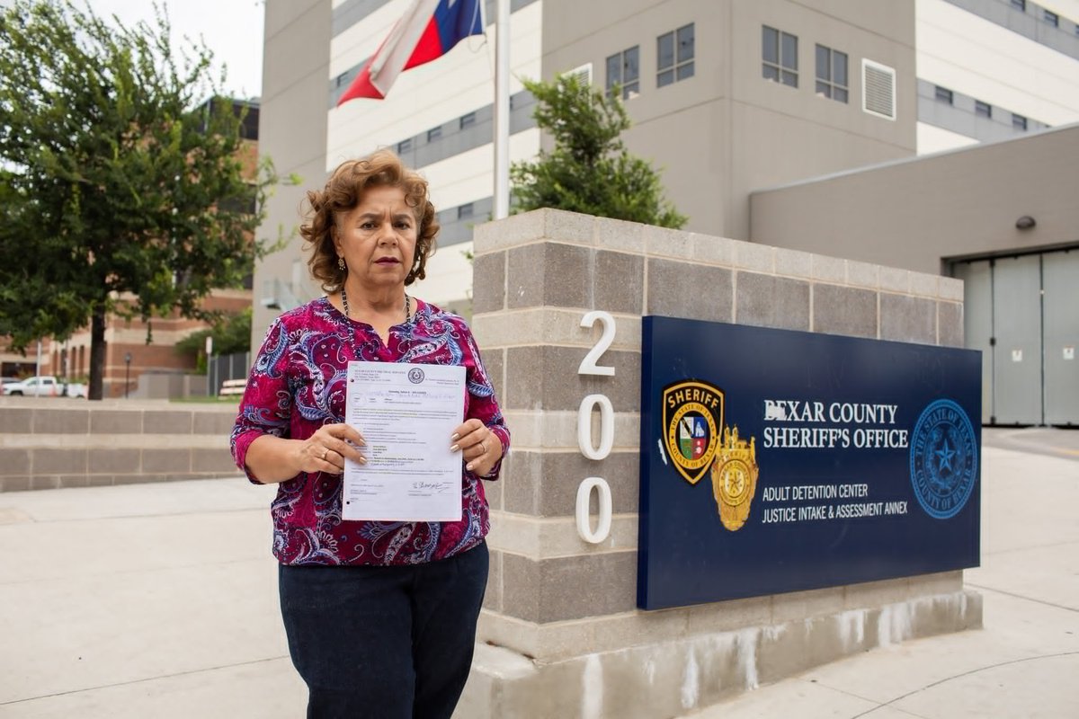 This is Sylvia Gonzalez. At age 72, she won an upset victory for city council after campaigning to oust the city manager. The mayor didn't like that. So he had her arrested & jailed. The Supreme Court is about to hear her case, which has largely gone unnoticed. A thread.