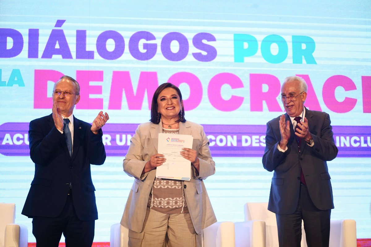 XochitlGalvez's tweet photo. Firmé el Acuerdo por un México con Desarrollo Inclusivo que busca construir un país inclusivo, justo, equitativo, sostenible y próspero para todos.

Me comprometí a que cuando sea Presidenta, mi principal prioridad será la seguridad. 

¡Muchas gracias @Coparmex!

#MxSinMiedo https://t.co/PhgcFDxUKk
