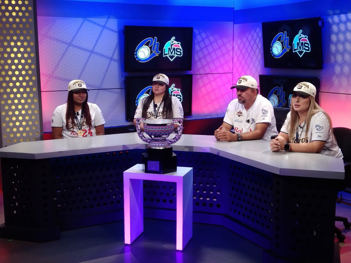 Luciendo el equipo campeón @charrosbeisbol 🤠 en el estudio de @TVCDeportes 📺 #SoftbolizaTuVida 🥎