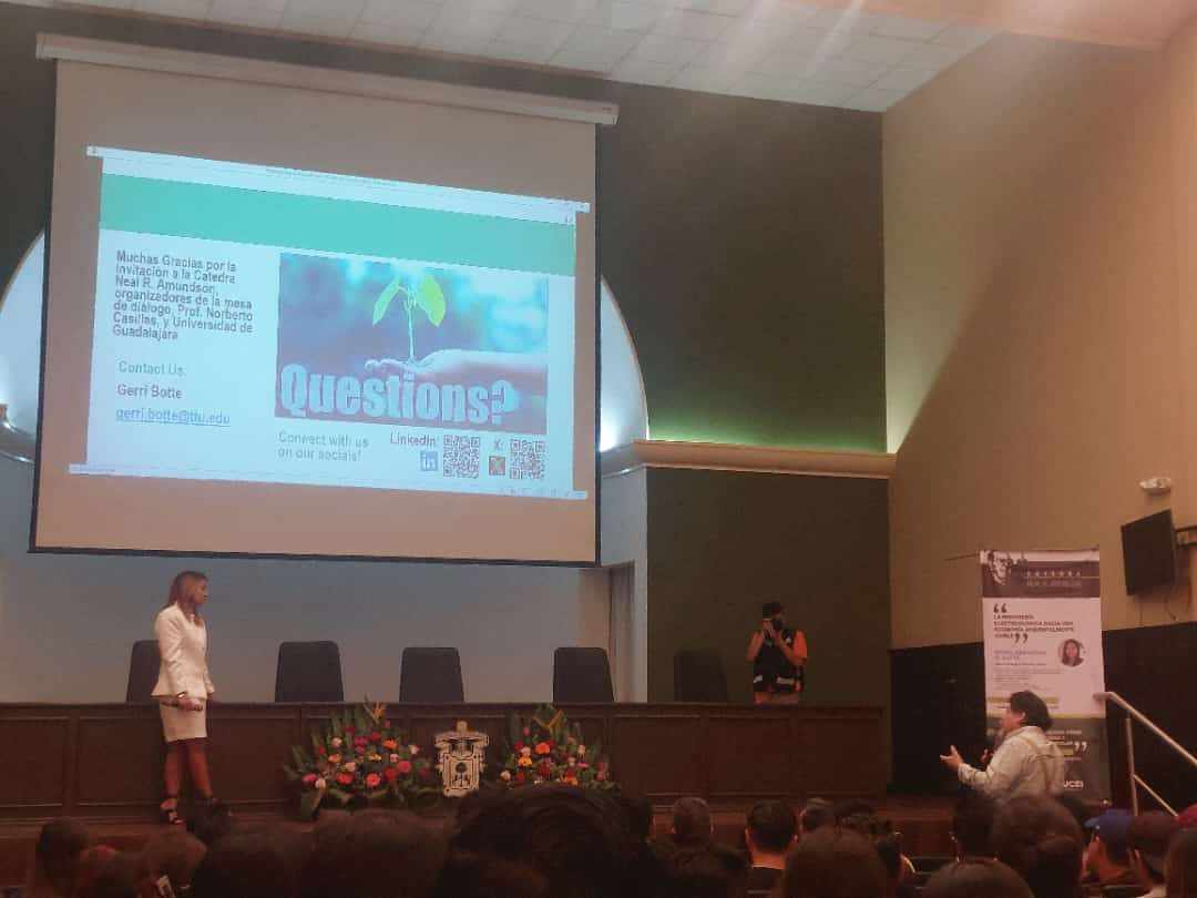 Conferencia de "La ingeniería electroquímica hacia una economía ambientalmente viable" impartida por la Dra. Gerardine G. Botte.