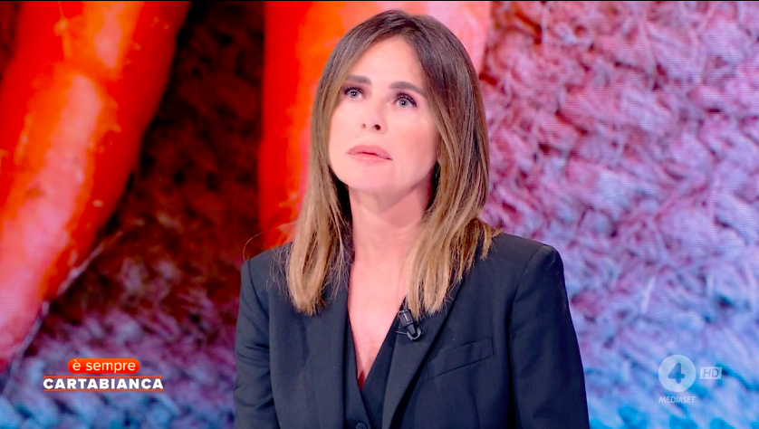 CartabiancaR4's tweet image. #Perego: "Da ragazza io mangiavo e vomitavo. Il cibo però è soltanto un sintomo, il problema è molto più profondo. Tutto nasce dal desiderio di controllare tutto".

#ÈsempreCartabianca