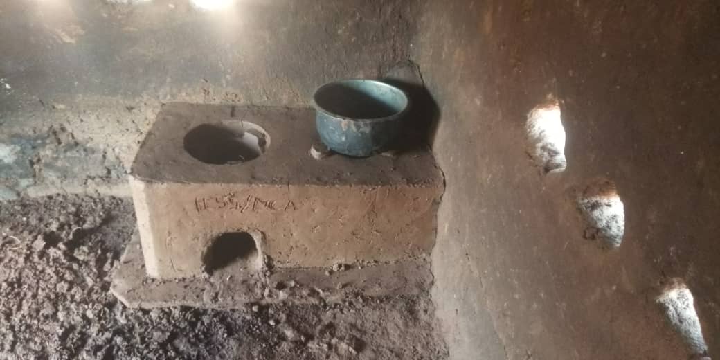 Construction of Lorena Stoves to reduce the amount of firewood consumption per cooking. Our target is 3,000 House Holds. Protecting our environment! Thanks to @DCAUganda for the Capacity Sharing @UNHCRuganda @climate @ReframeNetwork @WeAreCohere_Org @OPMUganda