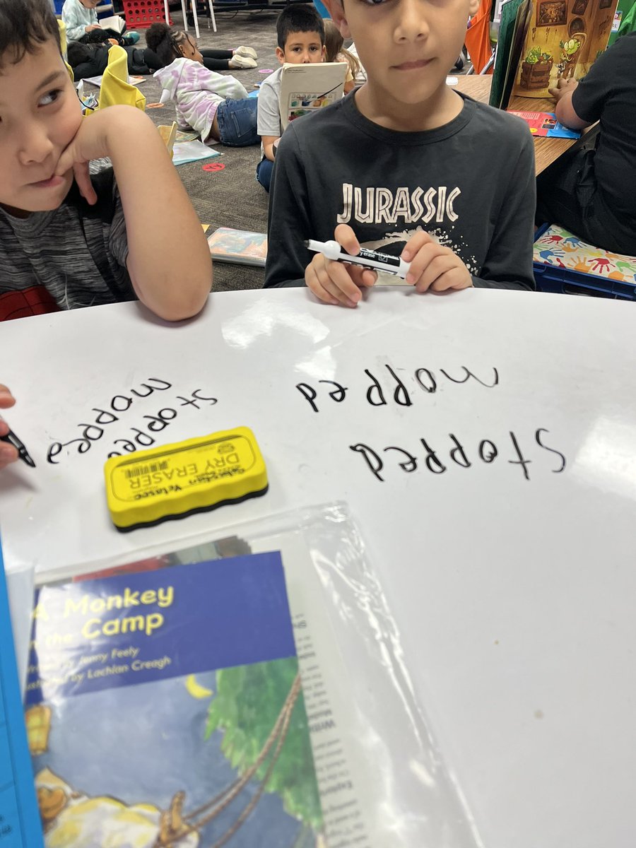 Sandra43662319's tweet photo. Small group adding -ed to words. Students also added -ed to other words outside of book. Exciting 👍👍👍 Dual Language working in the L2.@ajmteach @HEitscool2Bdual @GwenL98 @MrsVelasco_HE @vhernan5 https://t.co/M7tchJdyxa