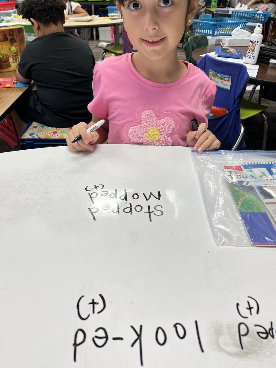 Sandra43662319's tweet photo. Small group adding -ed to words. Students also added -ed to other words outside of book. Exciting 👍👍👍 Dual Language working in the L2.@ajmteach @HEitscool2Bdual @GwenL98 @MrsVelasco_HE @vhernan5 https://t.co/M7tchJdyxa