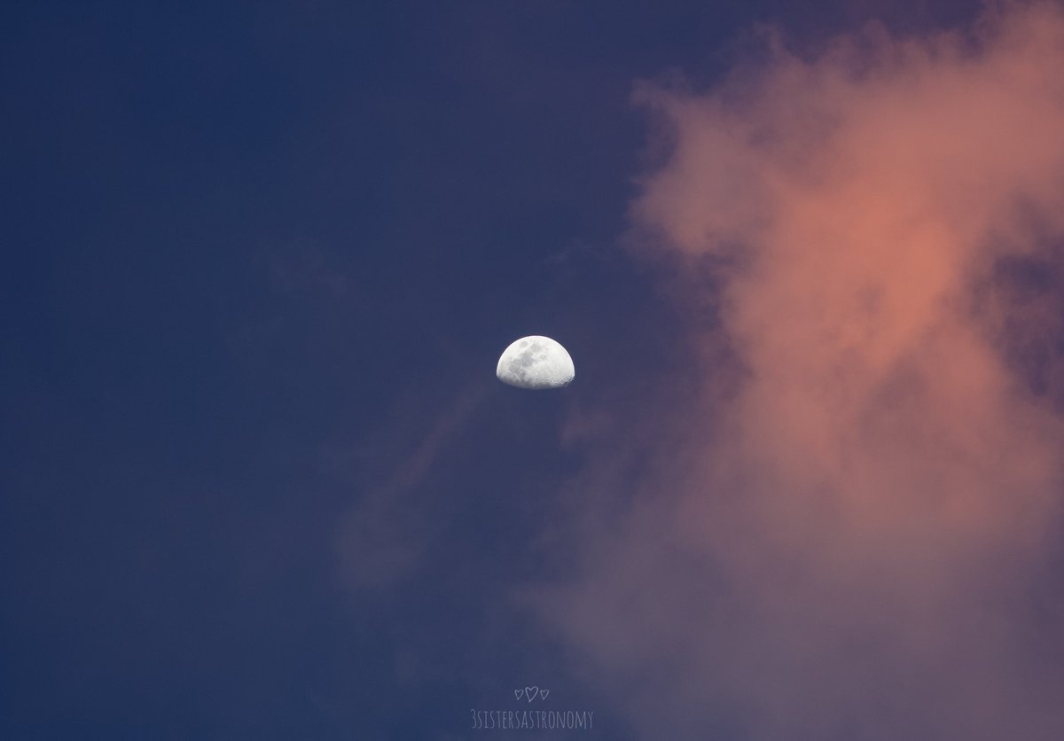 3SistersAstro's tweet photo. Yesterdays moon between the clouds during sunset. 

Taken with our Canon 60D DSLR

Waxing Gibbous with an illumination of 70.55% https://t.co/6ru63l9OYo