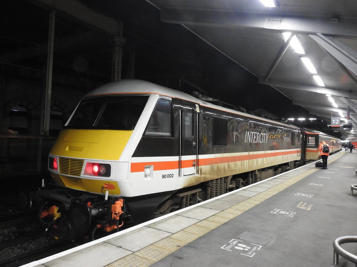 THE CHRISTMAS SWALLOW!!! 

Heres a shot of Intercity Class 90002 (Wolf of Badenoch) with DVT 82139 working the the return 1Z92 leg back from Carlisle to London Euston on December 12th 2020. #Class90 #Intercity #Intercityswallow #Crewe #wcml #christmas2020