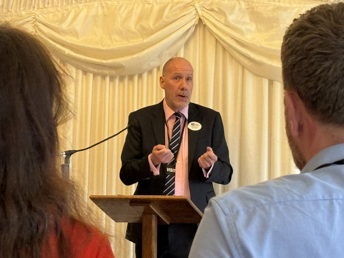 Great send-off tonight for @RealGeoffBarton as he prepares to leave the @ASCL_UK ‘slipstream’ and focus on his passion for English and oracy. A tireless campaigner for schools, his leadership, particularly during the pandemic, will not be forgotten