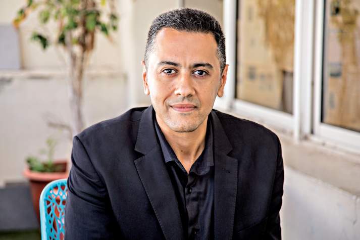 TelQuelOfficiel's tweet photo. Nous sommes profondément attristés de vous annoncer que Réda Dalil, directeur de la publication de TelQuel, est décédé aujourd’hui 19 mars 2024 à Rabat. Réda avait lutté contre une longue maladie en 2020. Il s’était rétabli avant de connaître une rechute et subir une intervention chirurgicale qui a connu des complications. En tant qu’amis et collègues, nous avons eu l’honneur et le plaisir de travailler à ses côtés, appréciant son professionnalisme, sa rigueur, son dévouement et son immense gentillesse. Toute l’équipe de TelQuel présente ses condoléances à sa famille.  Nous sommes à Dieu et à lui nous retournons.
