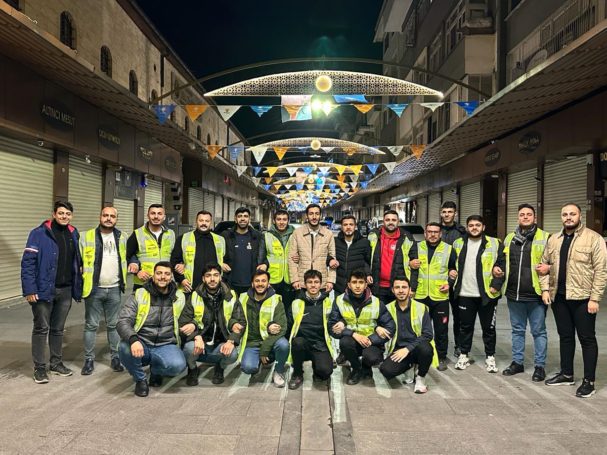 ⏰ 02.36 
📌 Gaziler Caddesi 

‘Bu Şehrin Her Sokağında AK Gençliğin İzi Var.’

Kıymetli kardeşlerimle şehrimizi parti bayraklarımızla donatmaya devam ediyoruz. 

Var olsun T E Ş K İ L A T 💪 

<a href="/avmustafadurmus/">Av. Mustafa Durmuş</a> 
<a href="/akgenclik27/">AK Gençlik Gaziantep</a>