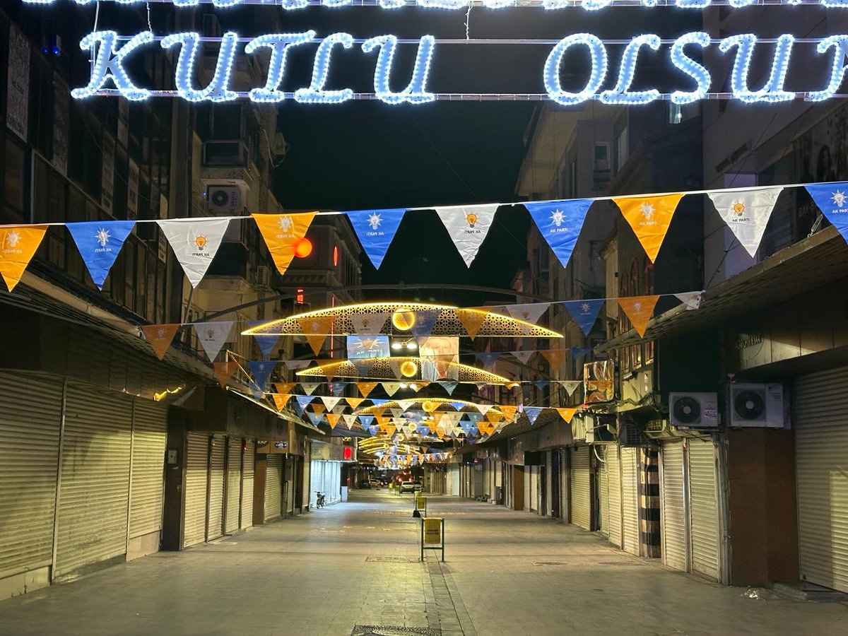 eryilmazomer_'s tweet photo. ⏰ 02.36 
📌 Gaziler Caddesi 

‘Bu Şehrin Her Sokağında AK Gençliğin İzi Var.’

Kıymetli kardeşlerimle şehrimizi parti bayraklarımızla donatmaya devam ediyoruz. 

Var olsun T E Ş K İ L A T 💪 

@avmustafadurmus 
@akgenclik27 https://t.co/XONnMNqTBd