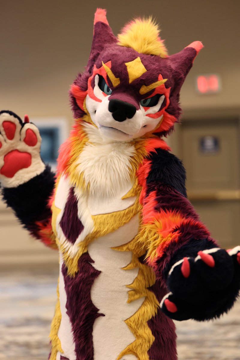 KibaRinWolf's tweet image. Come close to me and get a hug 🐾
✂️:@kigurumikagetsu
📷:@Nemo_vrc 
#TFF24 #TFF2024