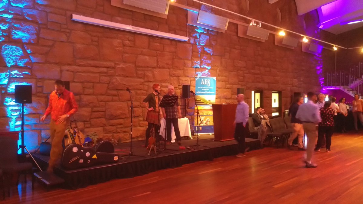 After the big dinner at #AES_2024 @AgEconSoc there was a Ceilidh, i.e. a traditional Scottish dance. Picture shows the band setting up, the dance itself was a lot of fun (much more than I expect conferences to be). A wonderful day: run, conference, dance. Thanks all!