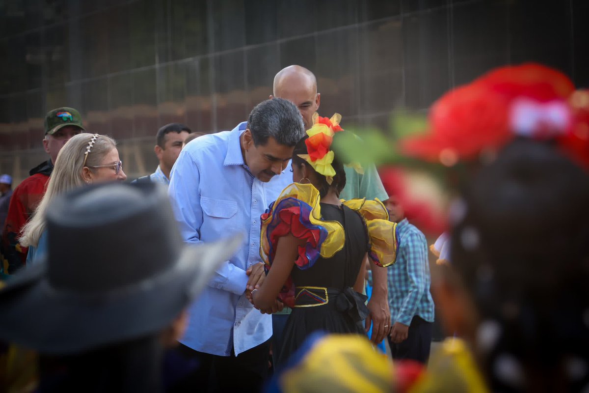 ¡Futuro victorioso!

Acompañamos el nacimiento del Gran Voluntariado para la Transformación del Futuro en el marco de las 7T orientadas por el Pdte. <a href="/NicolasMaduro/">Nicolás Maduro</a>.

Más de 2 millones de venezolanos dieron un paso al frente y seguimos sumando voluntades.

#VenezuelaEsAlegríaYPaz