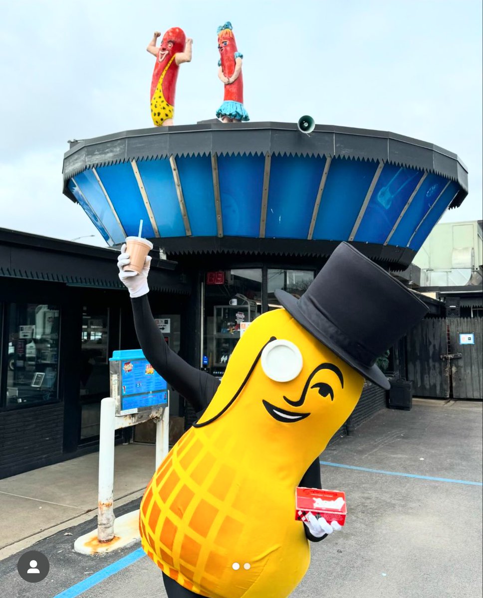 No one can resist a Superdawg 🎩🥜🧐🌭🌭 Thanks for stopping, Mr. Peanut!! @MrPeanut 📸 plantersnutmobileofficial