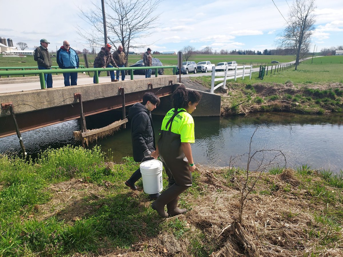 KimIngram22's tweet image. At it again!!! #trouttransporters @lshspioneers @LSPioneers were amazing!! #community