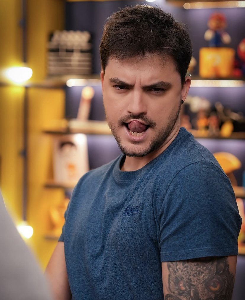 ATENÇÃO, <a href="/felipeneto/">Felipe Neto 🦉</a>!! 🚨

A <a href="/lmilena_s2/">Mih ❣︎🦉</a> e a @srvirgulinoneto disseram que você e eu não somos sexys. Inveja? Claro que sim. Mas eu não deixaria…

Pode dar unfollow.