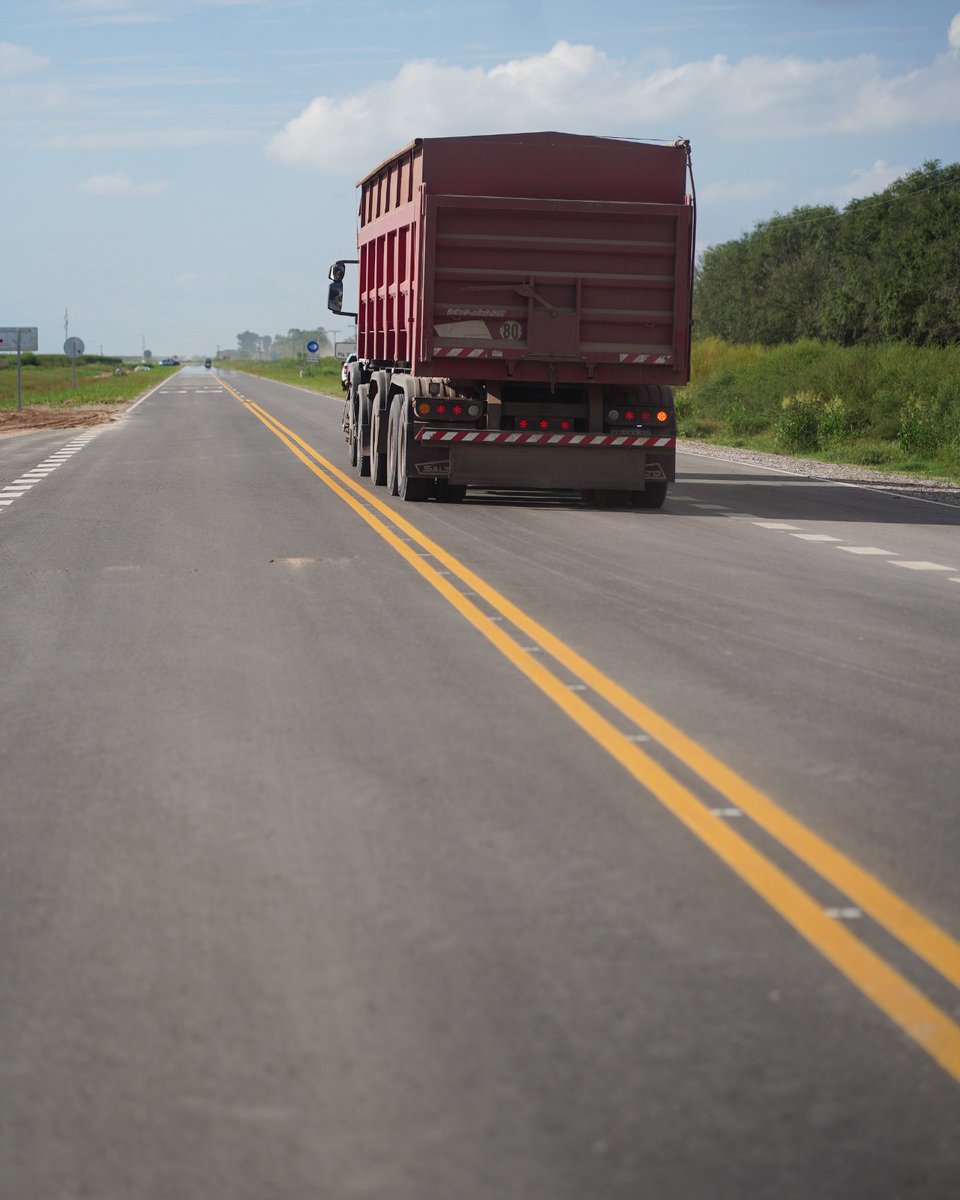 MartinLlaryora's tweet photo. Esta obra vial, que realizamos a través del trabajo conjunto con el Consorcio Caminero Único, permitirá no solo generar más seguridad para quienes transitan la zona sino que representa un gran aporte a la logística y al transporte de la producción en esta pujante región. https://t.co/hdbUq6KGpl
