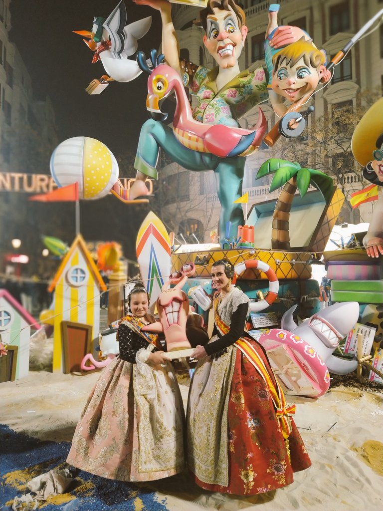 Falla_161's tweet image. La #cremà24 posa punt final a estes festes i dona principi a un nou cicle ple d'esperances.
Paula i Carla, gràcies per tot l'afecte que heu repartit a tota la vostra comissió.