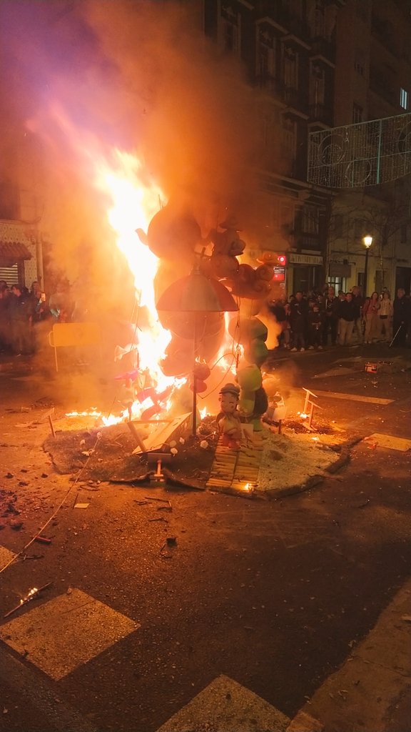 Falla_161's tweet image. La #cremà24 posa punt final a estes festes i dona principi a un nou cicle ple d'esperances.
Paula i Carla, gràcies per tot l'afecte que heu repartit a tota la vostra comissió.