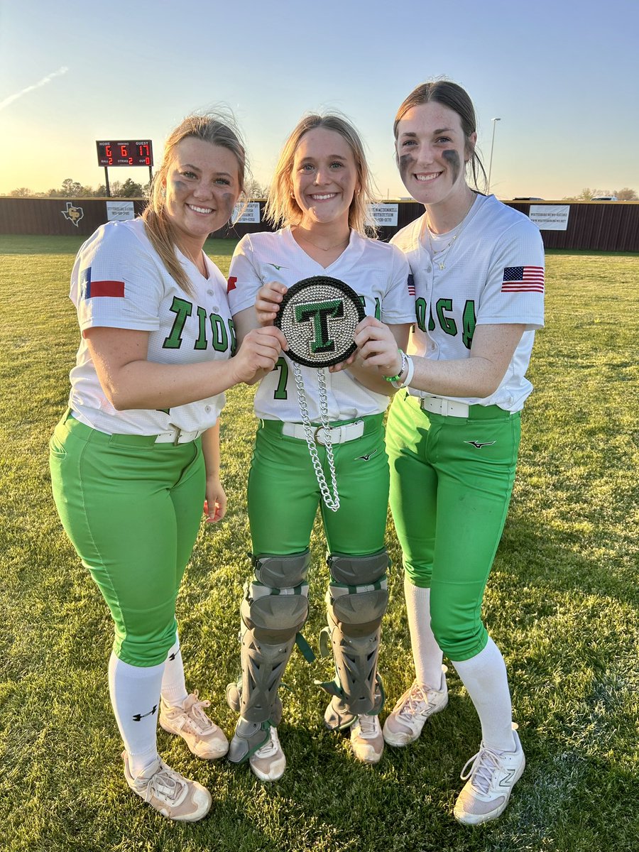 Proud is an understatement! Big 17-6 Win over Collinsville! Bats were hot with 3 home runs by Ainsley Denham, Kyndall Whitley and Kaylee Evans!!!