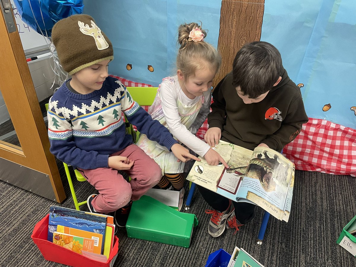 loadsoffunin121's tweet image. We loved cozying up with some good books and company in McDowell’s reading-nook! #RightToReadWeek 

&amp;amp;&amp;amp; BIG THANK YOU to our amazing parent volunteers for making our school sparkle this week! @HudsonPTO