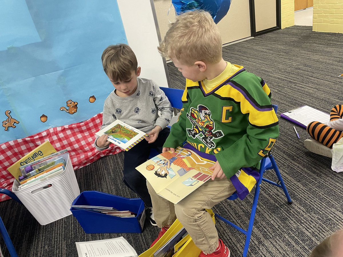 loadsoffunin121's tweet image. We loved cozying up with some good books and company in McDowell’s reading-nook! #RightToReadWeek 

&amp;amp;&amp;amp; BIG THANK YOU to our amazing parent volunteers for making our school sparkle this week! @HudsonPTO