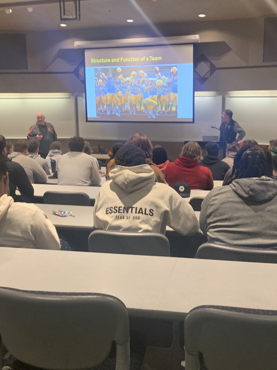 So grateful and blessed to have former 1983 team captains Jerry Lang and Dennis Lueck return to @stnorbert to share their life lessons and journey with our @SNCfootball team. 🟢⚔️🟡