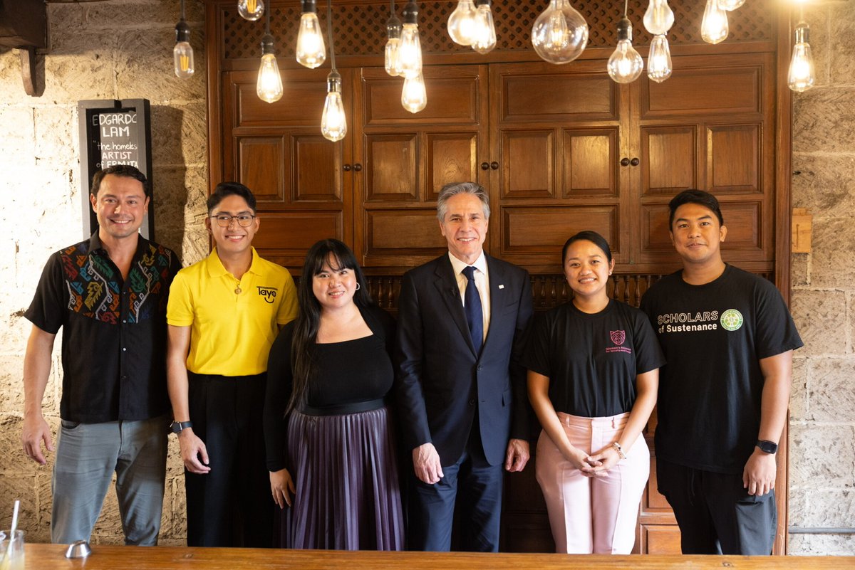 Our @StateDept exchange programs create profound connections between participants. Great to meet with @yseali alumni in Manila who are developing innovative solutions to challenges in their communities and strengthening ties between our countries.