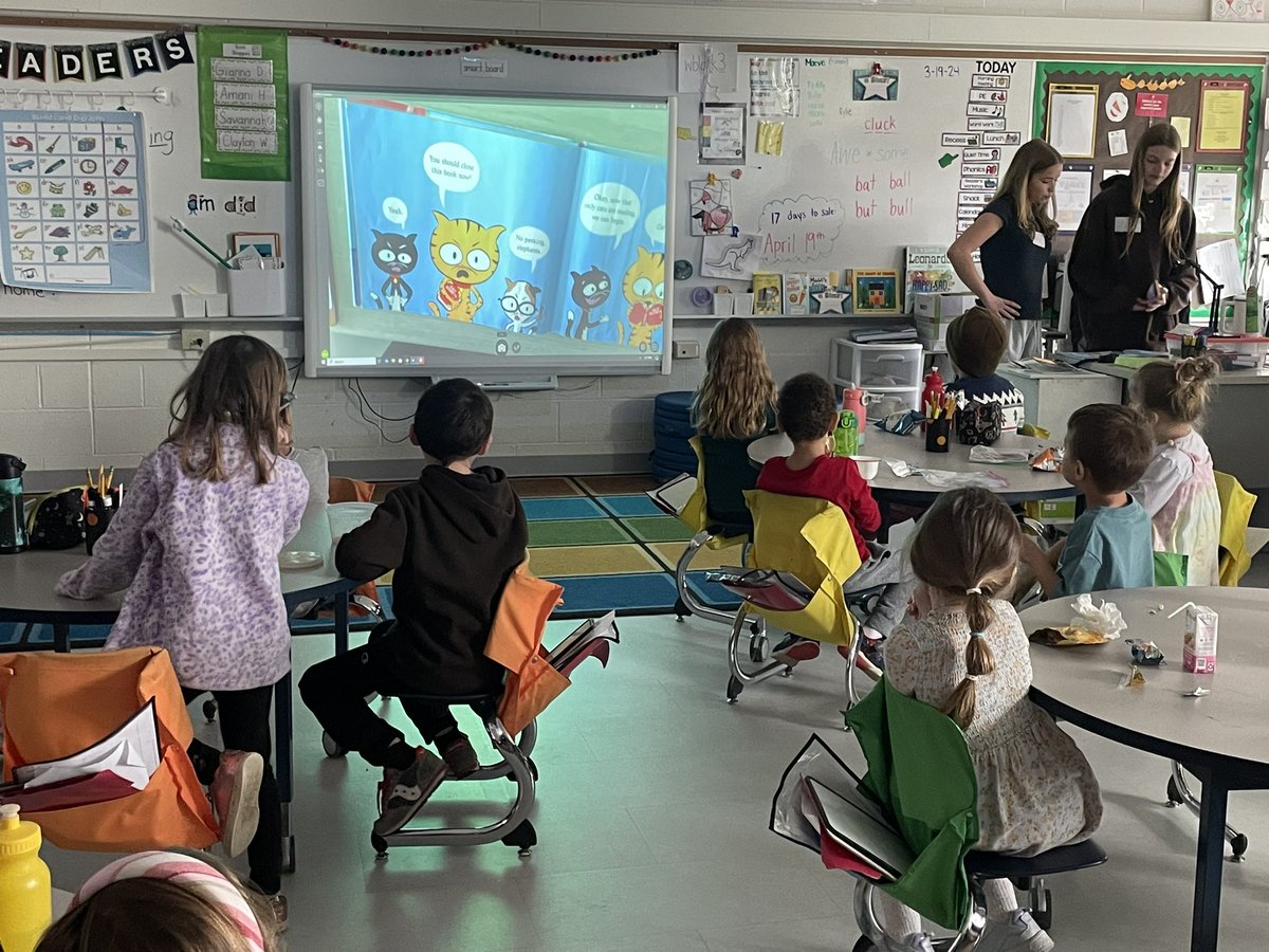 loadsoffunin121's tweet image. We’ve loved having Hudson HS students stop by to read to us!  😍📚#RightToReadWeek