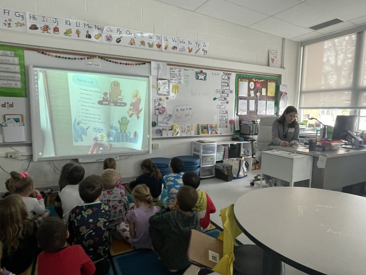 loadsoffunin121's tweet image. We’ve loved having Hudson HS students stop by to read to us!  😍📚#RightToReadWeek