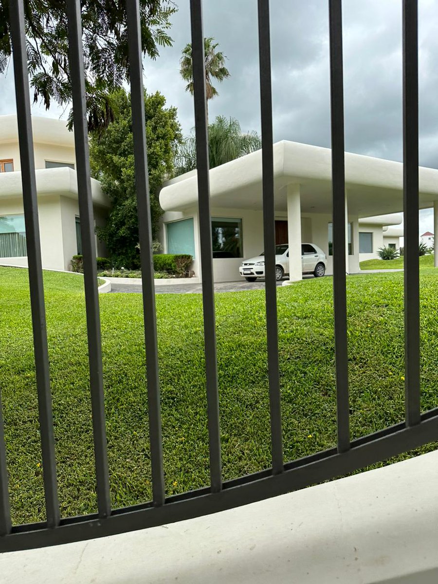 Este país se va a la mierda, el paton anda en un Palio. No la ven !