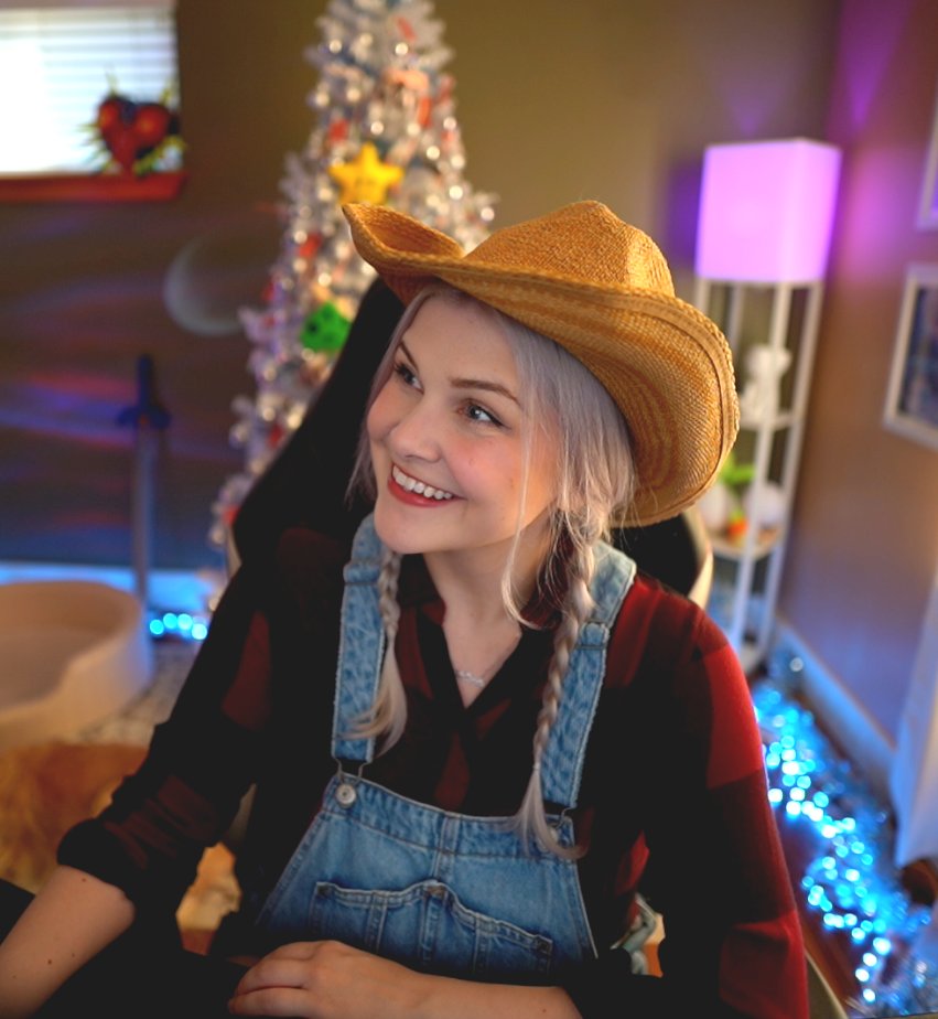 i don't normally post going-live tweets anymore but it's stardew day so i need you to see what i look like NEW STARDEW FARM 🥹🧺🥕🌾🌷🍃 twitch.tv/WhatifJulia