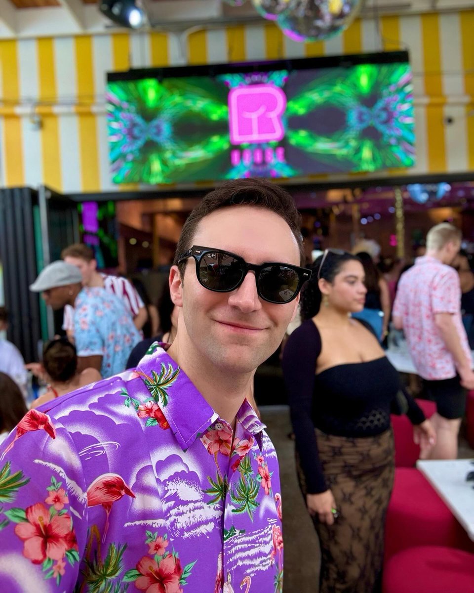 Embracing all the vibrant hues of Miami with a sprinkle of flamingo flair 🌈✨ 📷: @thedancuso #VisitMiamiLGBTQ #RHouseWynwood #DragBrunch #Wynwood #QueerMiami #LGBTQtravel