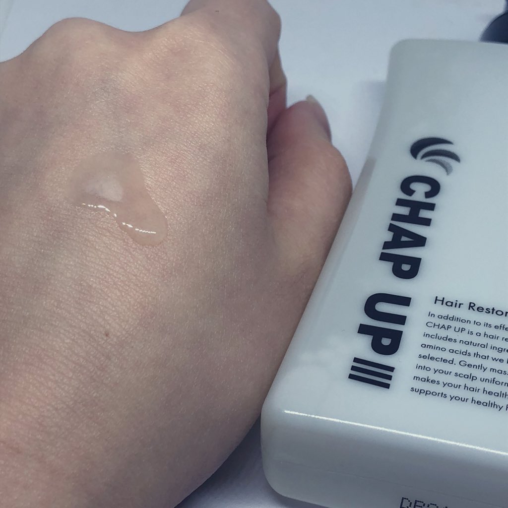 oteoteiotei2's tweet image. チャップアップ育毛ローション
#使用レビュー

とても薄くスリムなボトルでデザインはシンプル。ぱっと見育毛剤ってわからないのも👍
口の細いスプレーなので頭皮に直接当たるのが良い感じ◎ハーブ系の香りでした。
ドライヤーで乾かした髪に使うのを推奨しているみたいです。

#pr

￼