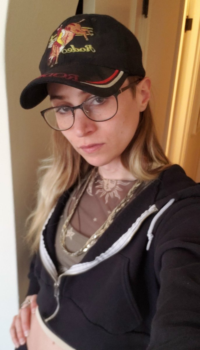 TaeckerWyss's tweet image. Tuesday fit ♡ (so sleepy) #WhatAGameDevLooksLike