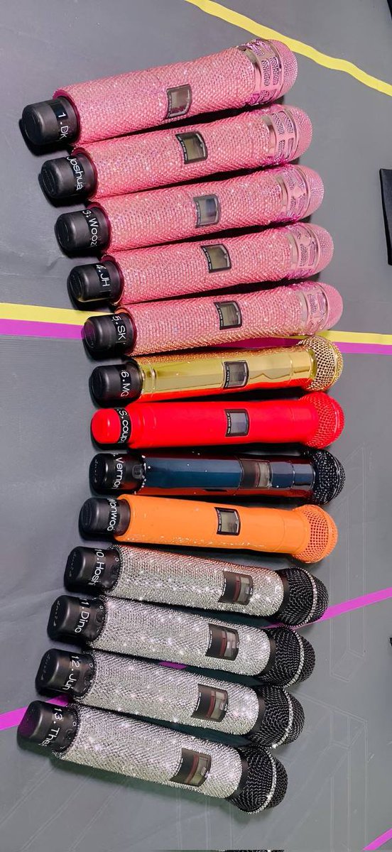 caratstalk's tweet photo. [17s] warna mic member seventeen ada alasan tertentu ga ya, knp mic hiphop team wrnanya beda, vokal team warna pink, dan pepo team warna silver https://t.co/q79O9ta27G