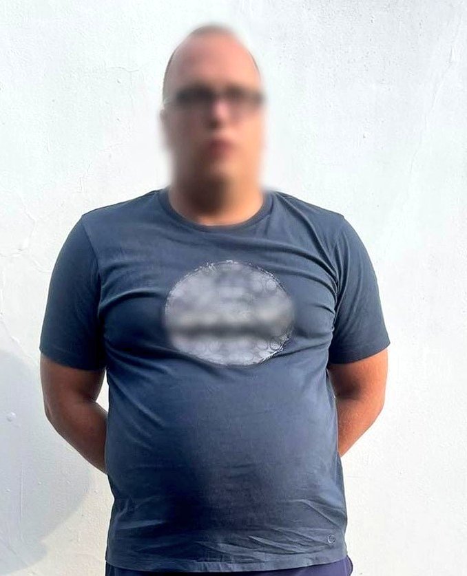 Hoy, nuestras unidades investigativas de @PoliciaEcuador detuvieron a Andrejus Tokeris en #Montañita, quien tiene notificación roja de @INTERPOL_HQ de las autoridades de #Lituania, por los delitos de narcotráfico y contrabando. Se iniciarán los trámites para su extradición.