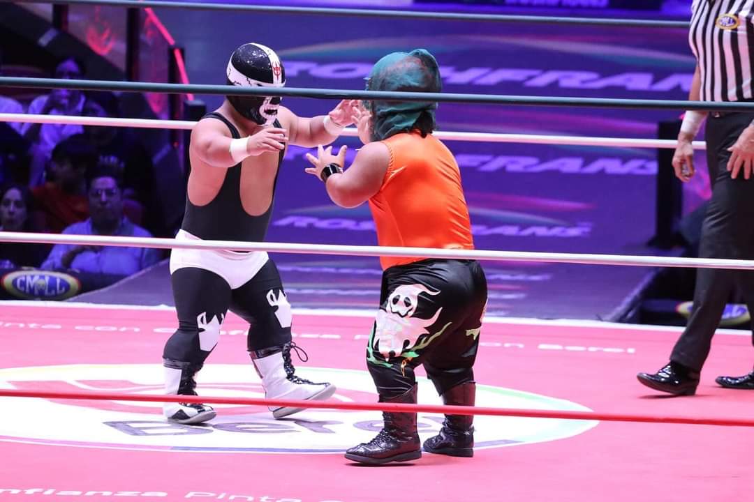 LaTijeraLucha's tweet photo. Abriendo la función #MartesDeArenaMexico con la magia y carisma de la categoría #MicroEstrellas del #CMLL,la dupla de sangre #MicroGemeloDiabloI y #MicroGemeloDiabloII se imponen de forma espectacular a la pareja “rudita” #Mije y #MicroDito,para llevarse los primeros aplausos... https://t.co/EPKPQBtEHM